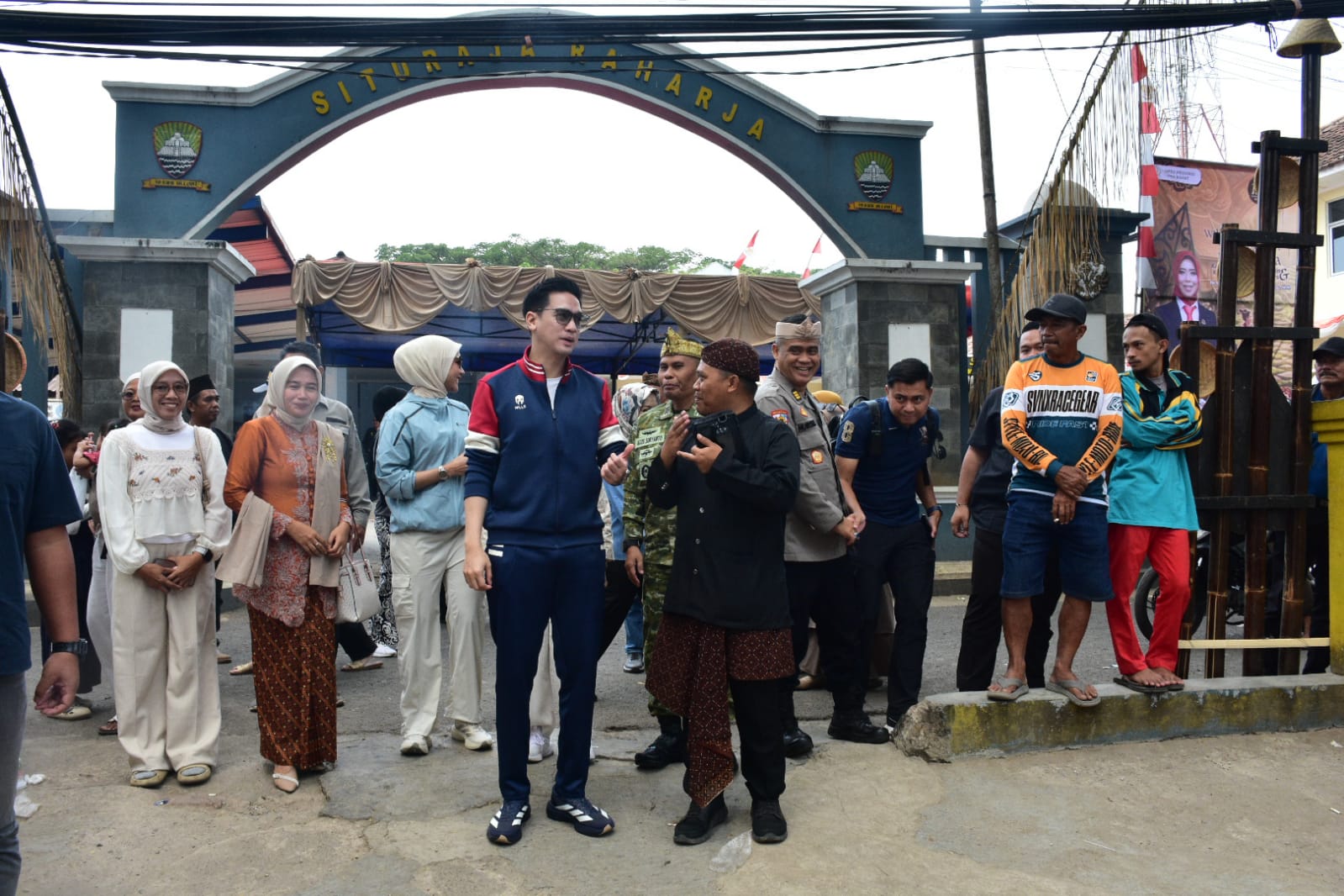 Wabup Fajar saat menghadiri Milangkala Kecamatan Situraja ke-116 dan Desa Situraja Utara ke-43 di Alun-alun Situraja