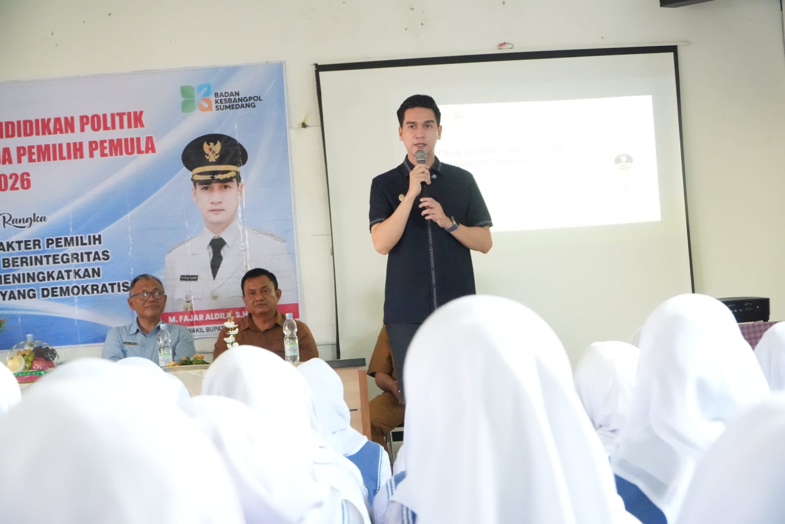 Wakil Bupati Sumedang M. Fajar Aldila menjadi narasumber Pendidikan Politik Non-Pemilihan di SMAN 1 Cimanggung.