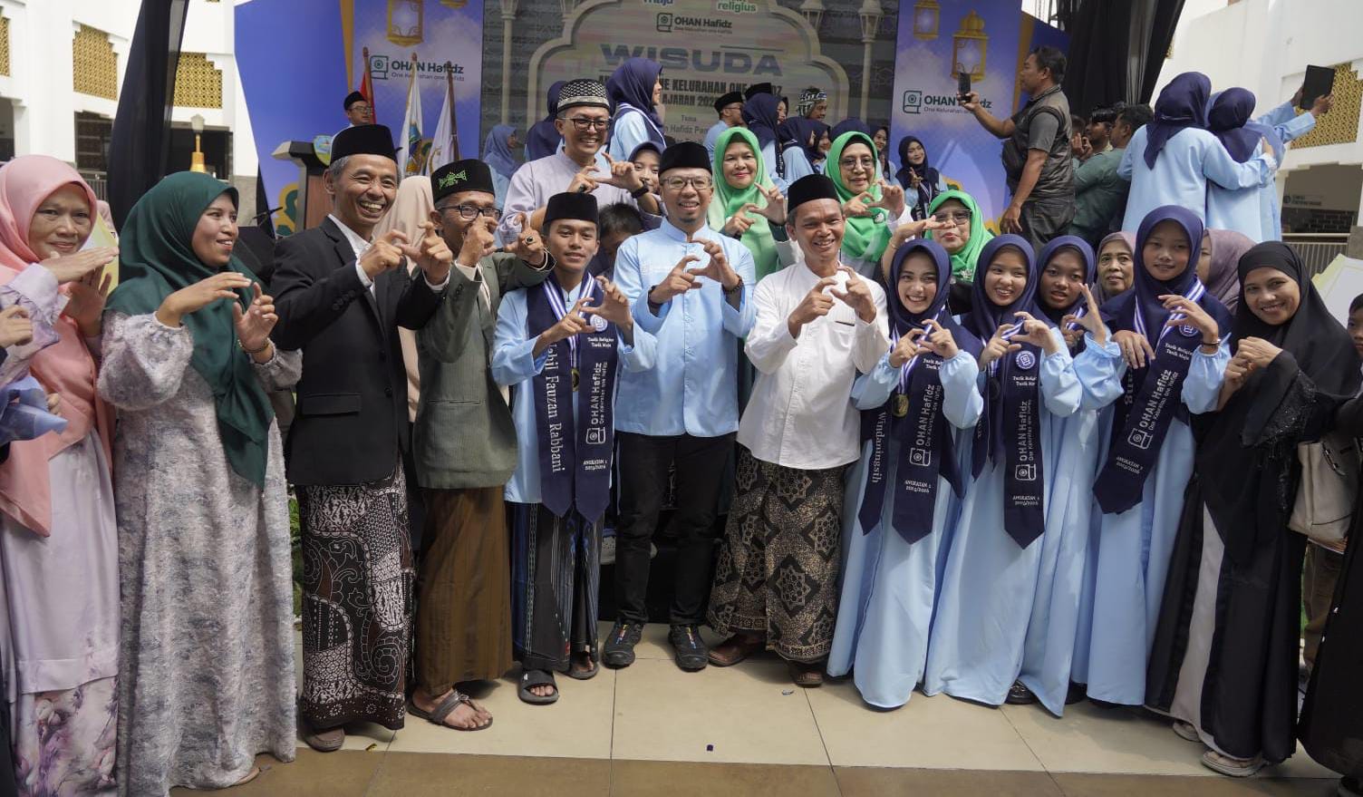 Suasana khidmat saat 44 peserta Program One Kelurahan One Hafidz (OHAN Hafizh) Angkatan Pertama (Batch I) menerima sertifikat wisuda di halaman Masjid Agung Kota Tasikmalaya, Jumat (4/9/2026).