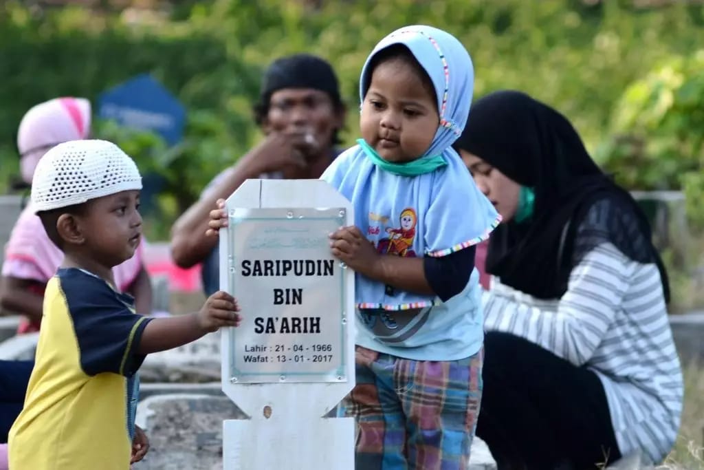 Memelihara anak yatim adalah amal yang menjamin surga.