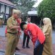 Sekda Garut Nurdin Yana melepas kontingen Kabupaten Garut menuju PESONAS II 2026 di Lapangan Apel Setda Garut.