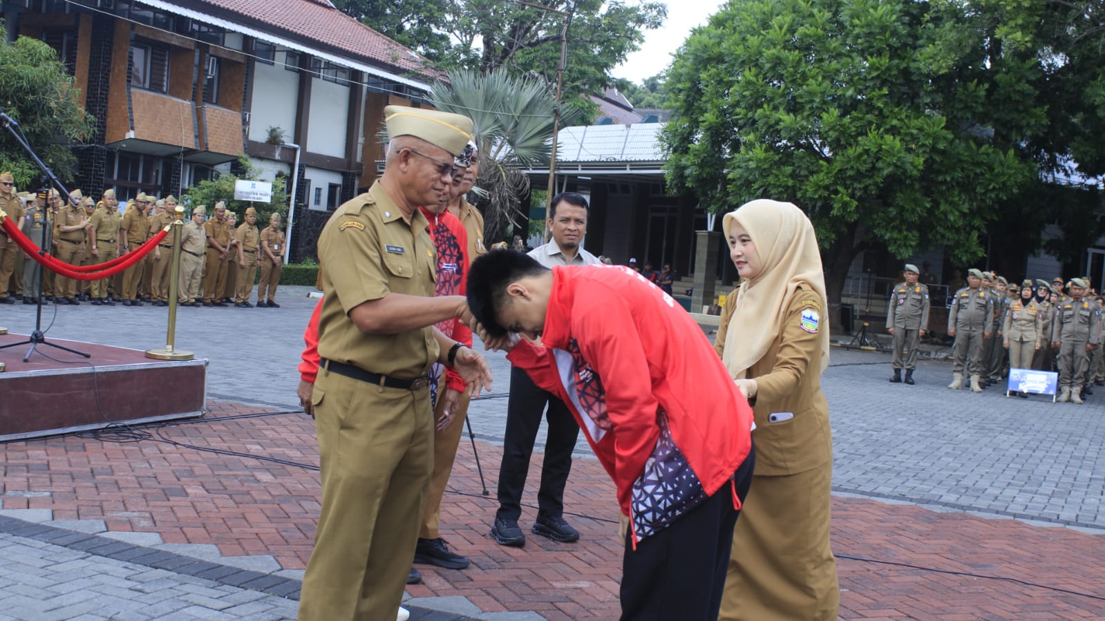Sekda Garut Nurdin Yana melepas kontingen Kabupaten Garut menuju PESONAS II 2026 di Lapangan Apel Setda Garut.