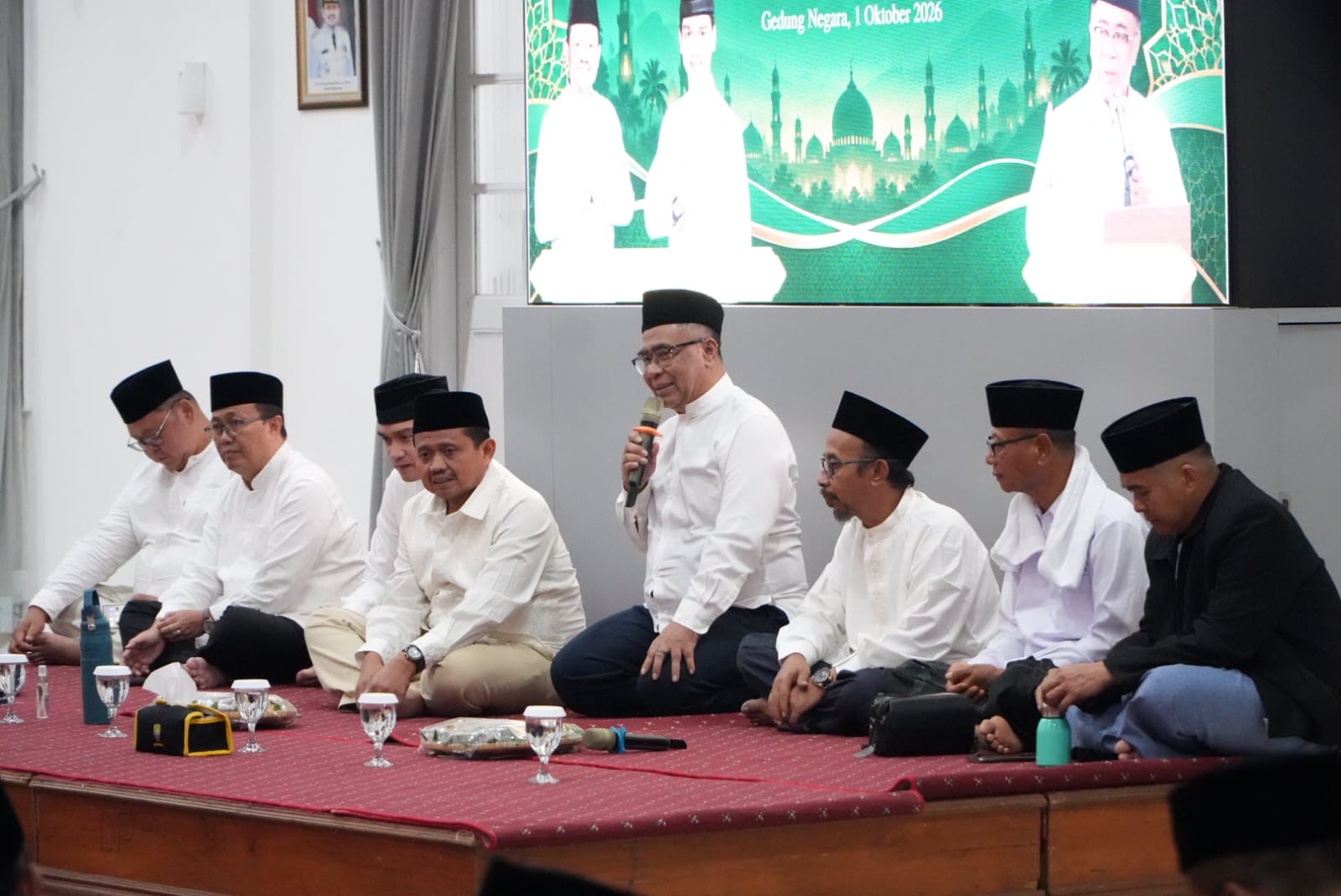 Ketua Baznas RI Sodik Mudjahid memberikan tausyiah pada Pengajian Rutin dan Doa Bersama ASN Kabupaten Sumedang di Gedung Negara Sumedang, Kamis (1/10/2026) malam