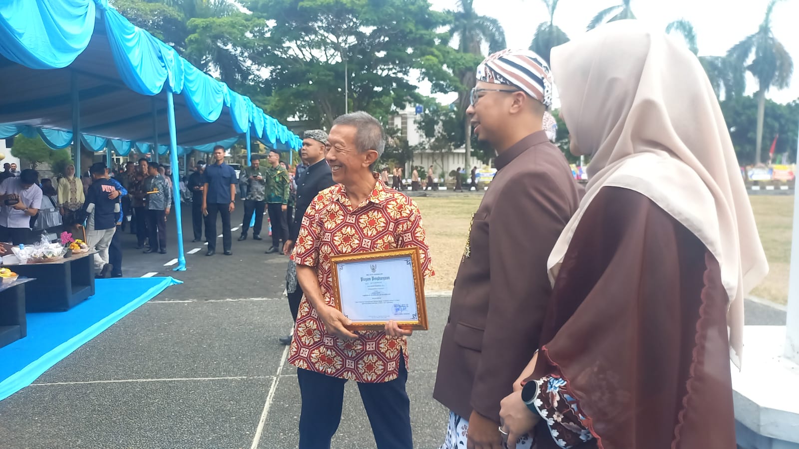 Wali Kota Tasikmalaya Viman Alfarizi Ramadhan menyerahkan penghargaan kepada pengusaha Lungnajaya.