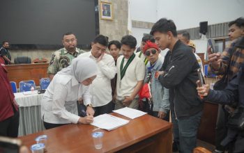 Bupati Garut Abdusy Syakur Amin menerima audiensi Forum Aliansi Mahasiswa dan Pemuda Garut Bersatu di Kantor DPRD Kabupaten Garut, Rabu (28/10/2026).