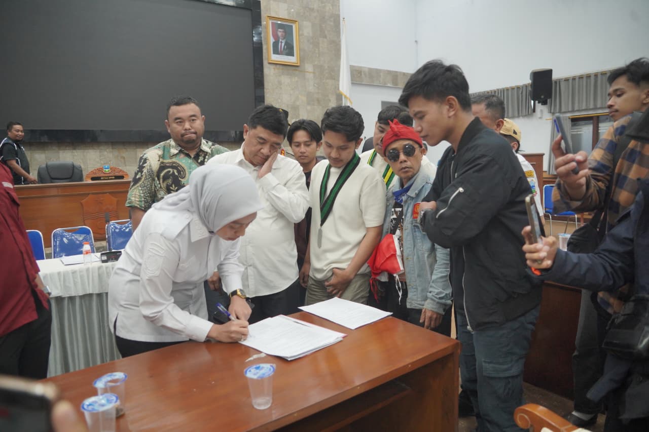 Bupati Garut Abdusy Syakur Amin menerima audiensi Forum Aliansi Mahasiswa dan Pemuda Garut Bersatu di Kantor DPRD Kabupaten Garut, Rabu (28/10/2026).