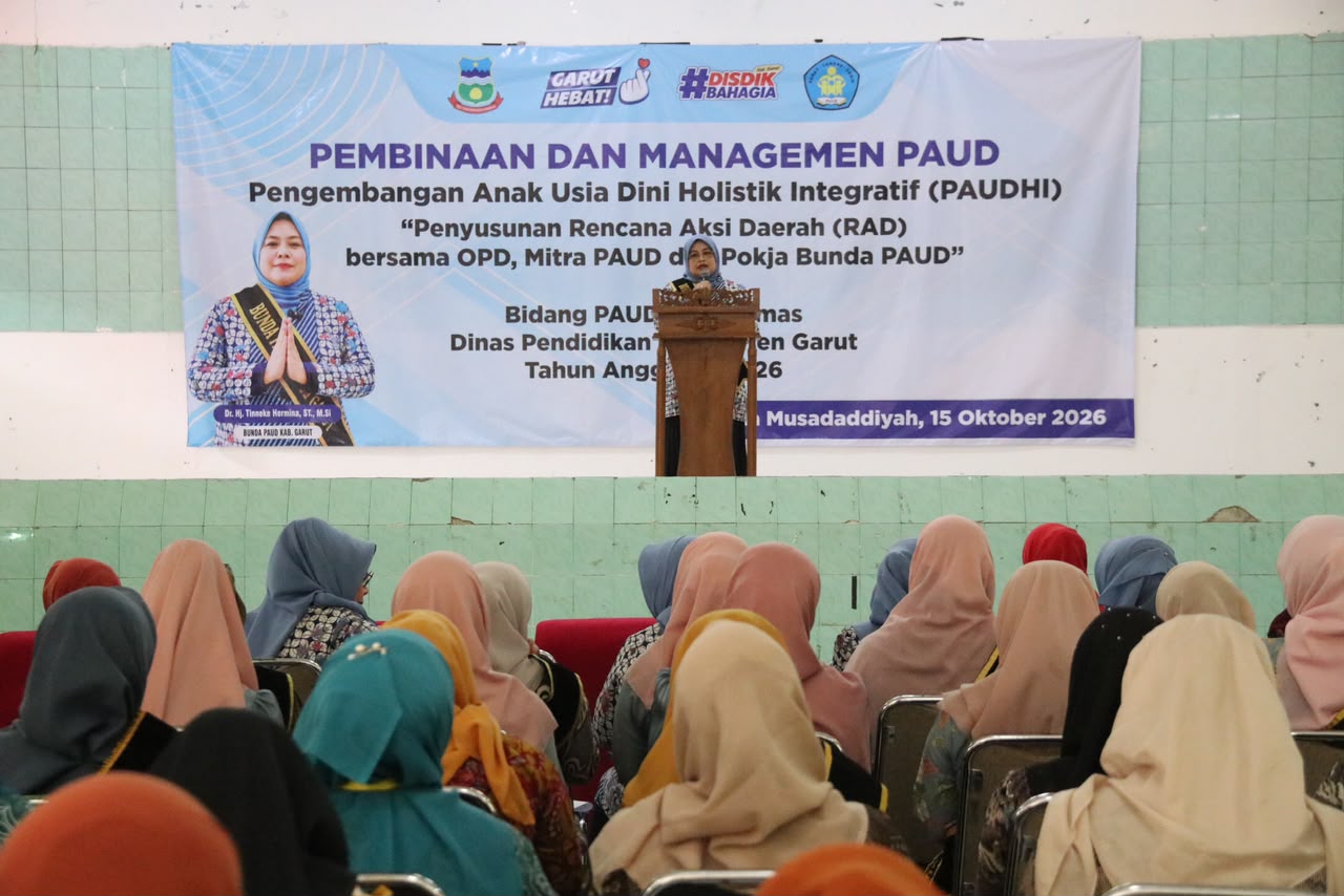 Bunda PAUD Garut Tinneke Hermina saat membuka Bimtek PAUDHI di Aula Al Musadadiyah.
