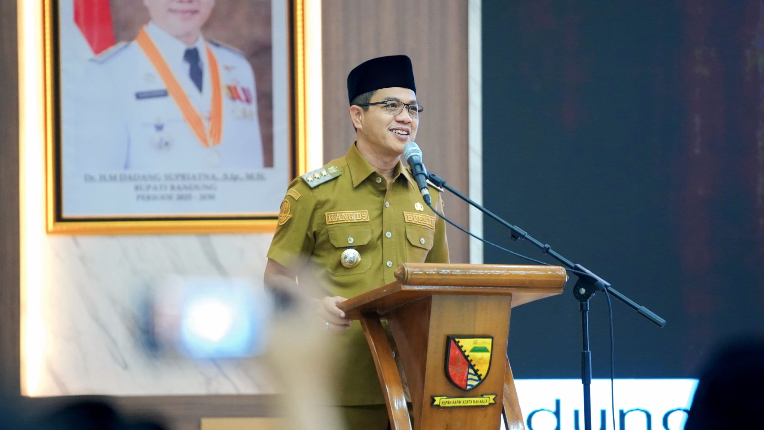 Bupati Bandung Dadang Supriatna (KDS) saat memberikan arahan dalam Siraman Rohani bagi pegawai di lingkungan Pemkab Bandung