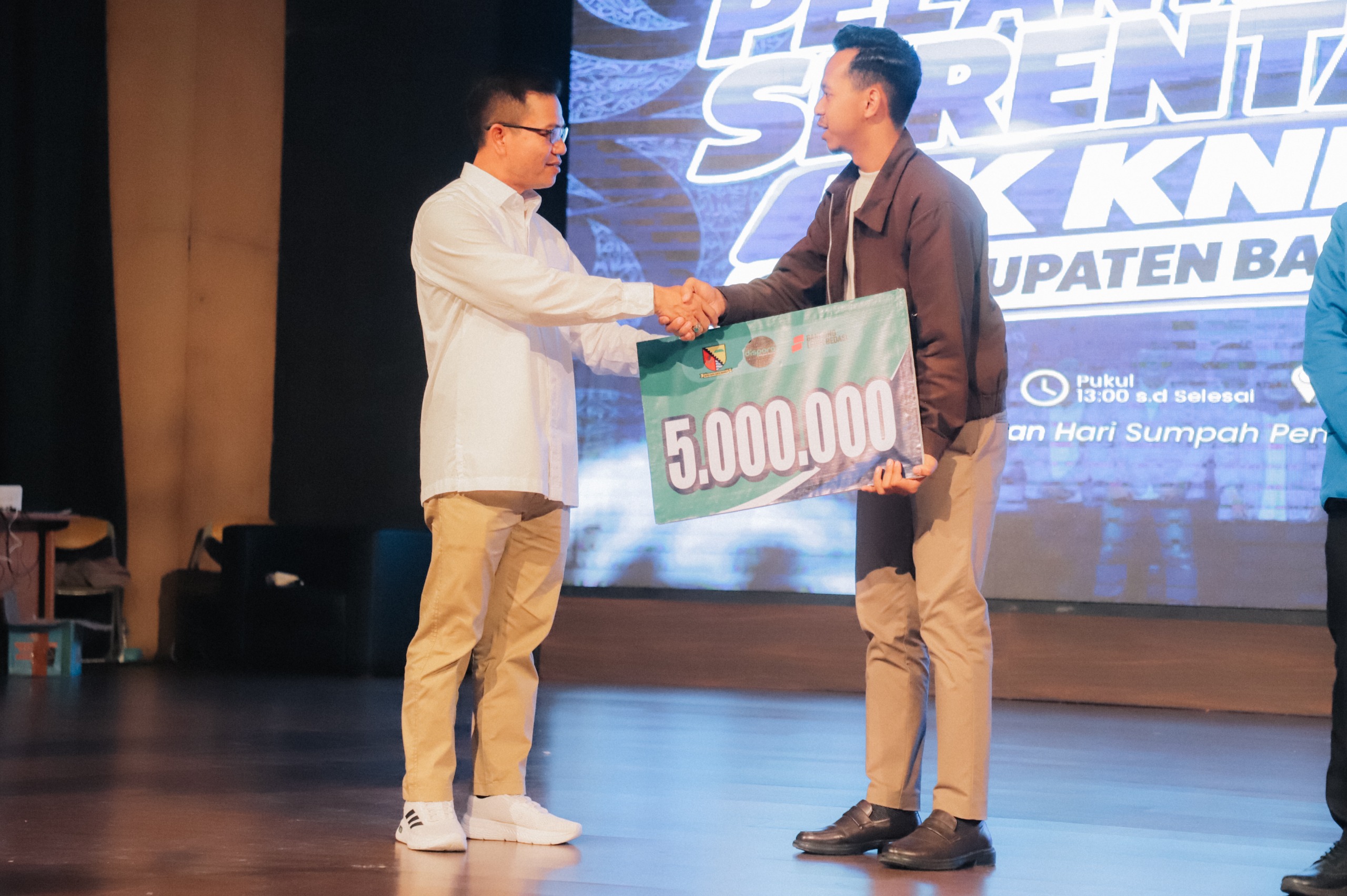 Bupati Bandung Dadang Supriatna saat menghadiri Bupati Sapa Pemuda dan Pelantikan PK KNPI.
