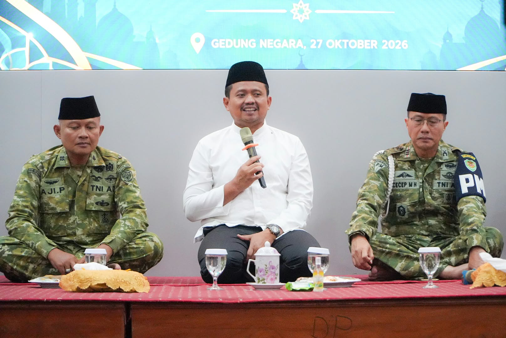 Bupati Sumedang Dony Ahmad Munir saat mengikuti doa bersama jelang Pilkades digital.