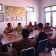 Bupati Garut Abdusy Syakur Amin saat memimpin rapat di TPA Pasir Bajing, Banyuresmi.