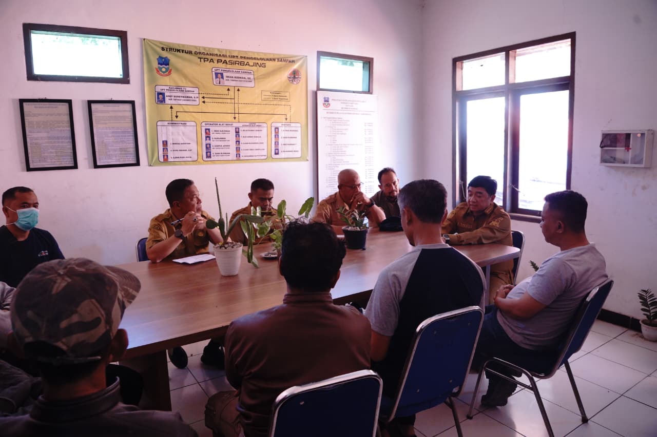 Bupati Garut Abdusy Syakur Amin saat memimpin rapat di TPA Pasir Bajing, Banyuresmi.