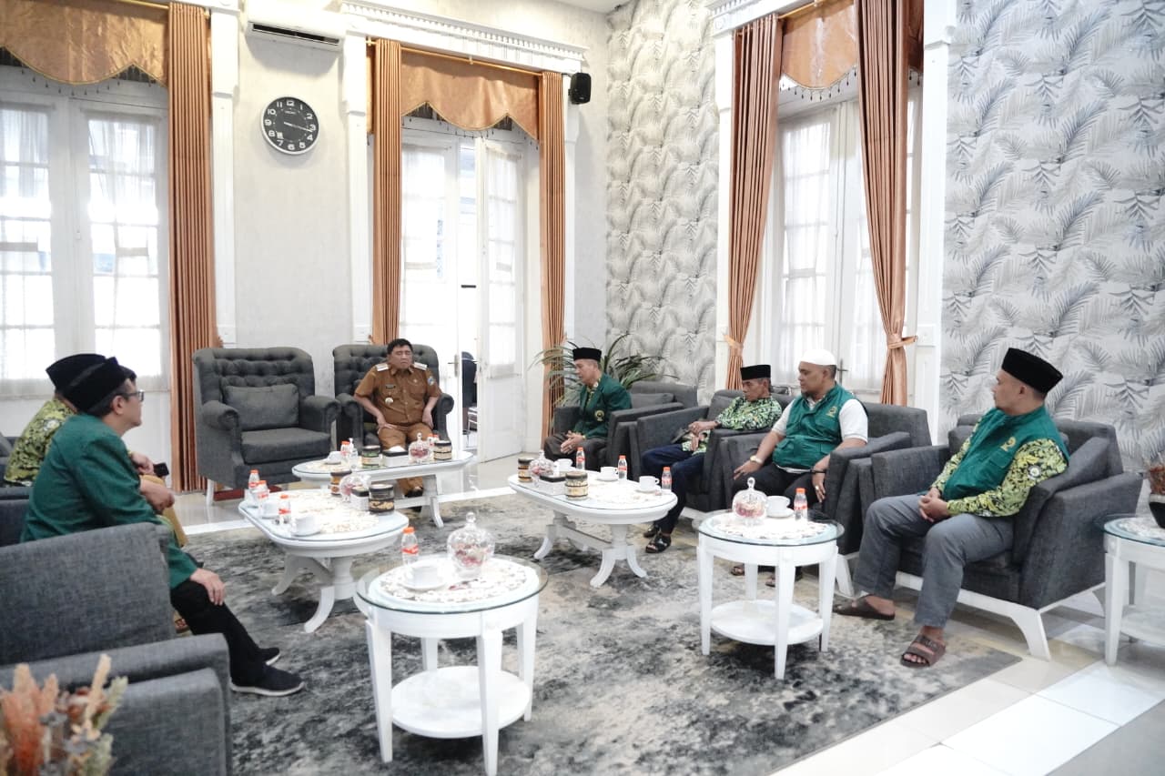 Bupati Garut Abdusy Syakur Amin saat menerima kunjungan Pengurus DMI Kabupaten Garut.