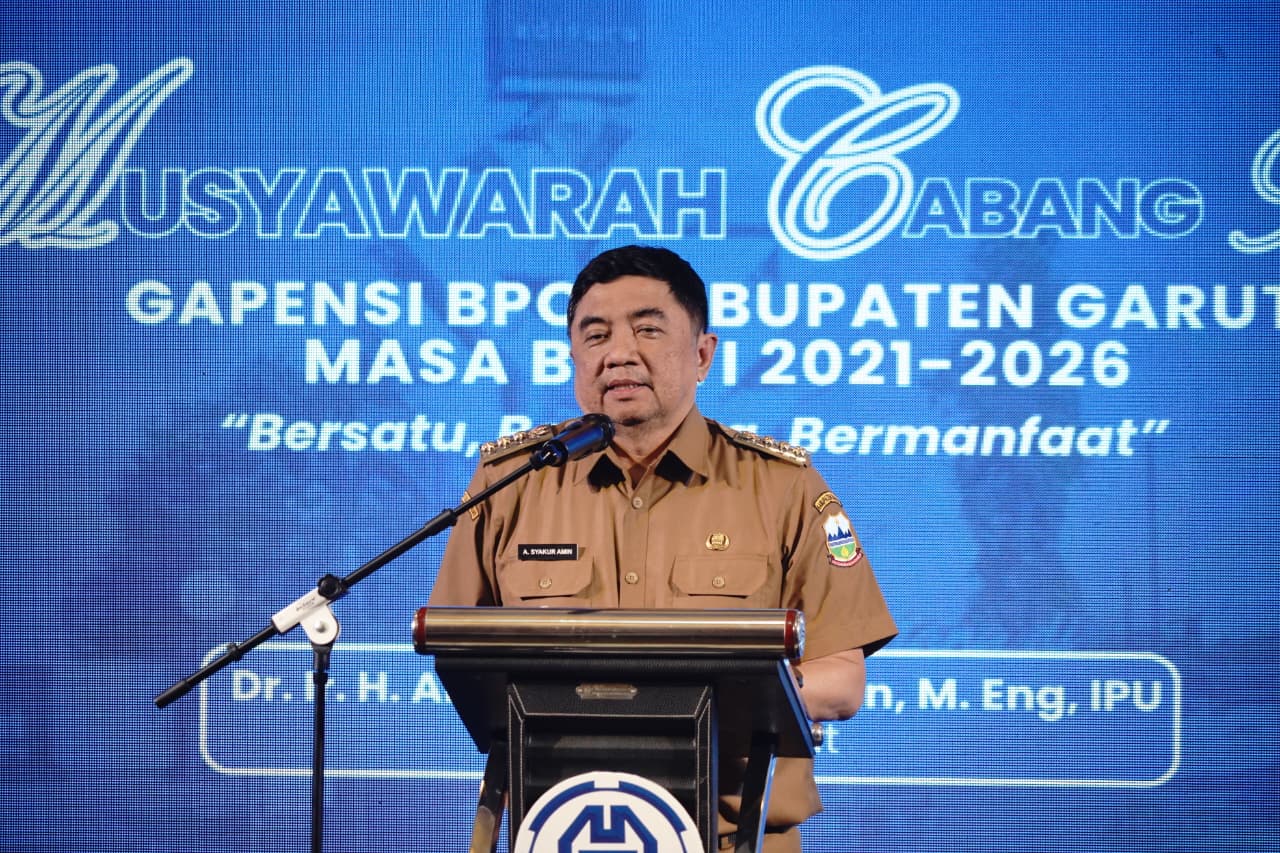 Bupati Garut Abdusy Syakur Amin saat membuka Muscab XII GAPENSI Kabupaten Garut.