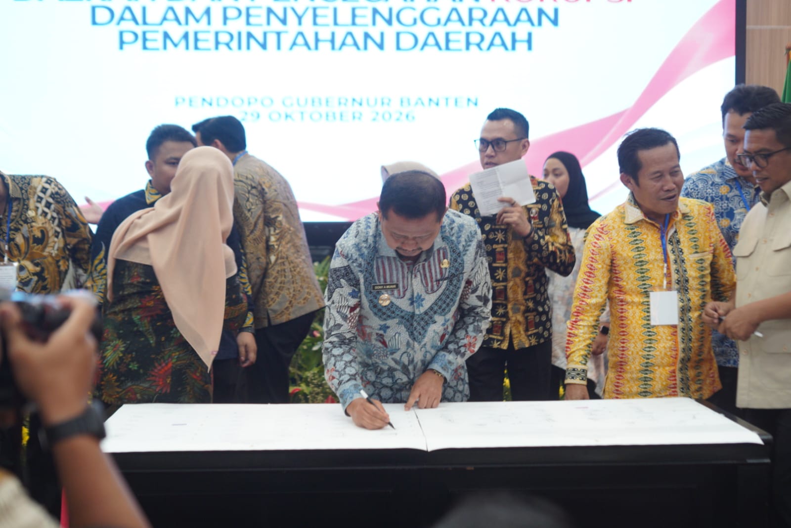 Bupati Sumedang Dony Ahmad Munir saat menandatangani komitmen pencegahan korupsi di Pendopo Gubernur Banten.