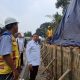 Bupati Sumedang Dony Ahmad Munir meninjau perbaikan sementara tembok penahan tanah yang longsor di Jalan Sumedang-Bandung, Desa Ciptasari, Pamulihan.