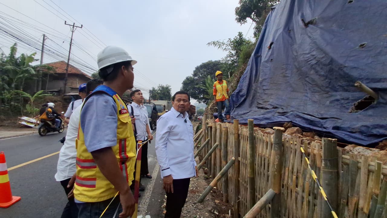 Bupati Sumedang Dony Ahmad Munir meninjau perbaikan sementara tembok penahan tanah yang longsor di Jalan Sumedang-Bandung, Desa Ciptasari, Pamulihan.