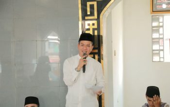 Bupati Bandung Dadang Supriatna (KDS) saat memberikan sambutan dalam kegiatan Jumat Keliling di Desa Dayeuhkolot,