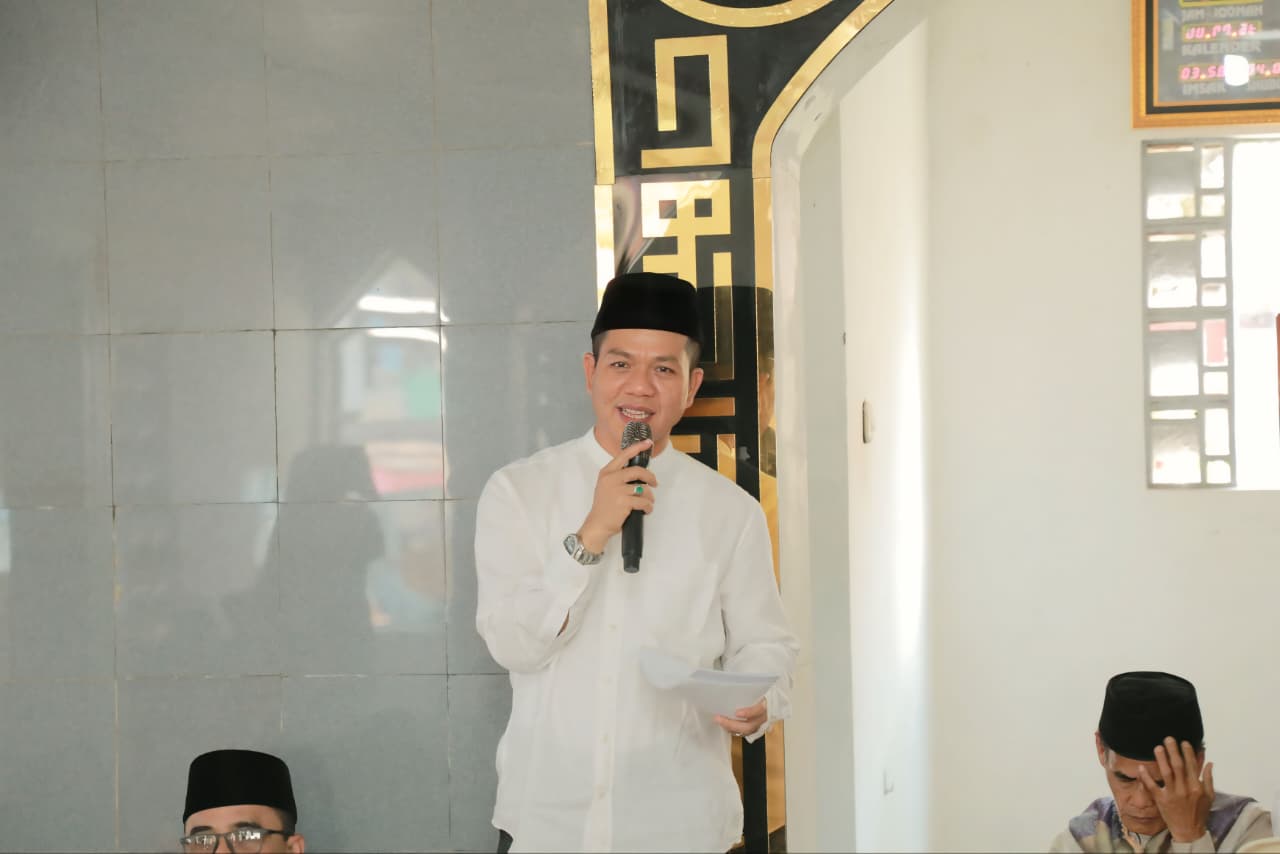 Bupati Bandung Dadang Supriatna (KDS) saat memberikan sambutan dalam kegiatan Jumat Keliling di Desa Dayeuhkolot,