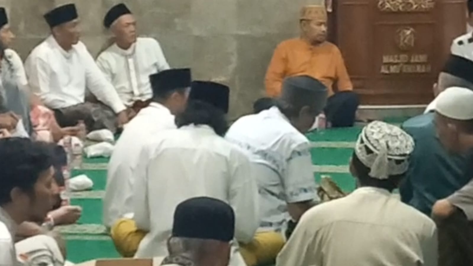 Kegiatan santunan anak yatim piatu dan kaum duafa yang dirangkai dengan istigasah serta pengajian malam Jumat di Masjid Jami Al Mu'awanah, Kota Tasikmalaya, Kamis (22/10/2026).