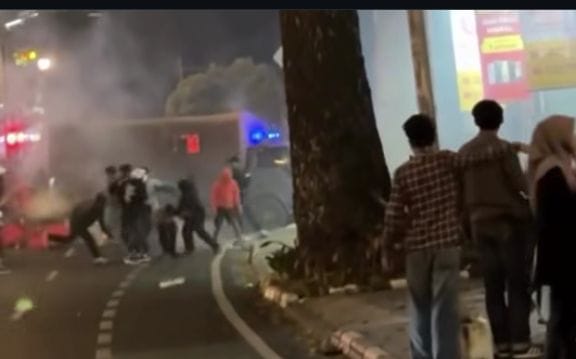 serangan bom molotov pasca-demo di kawasan Dago Bandung
