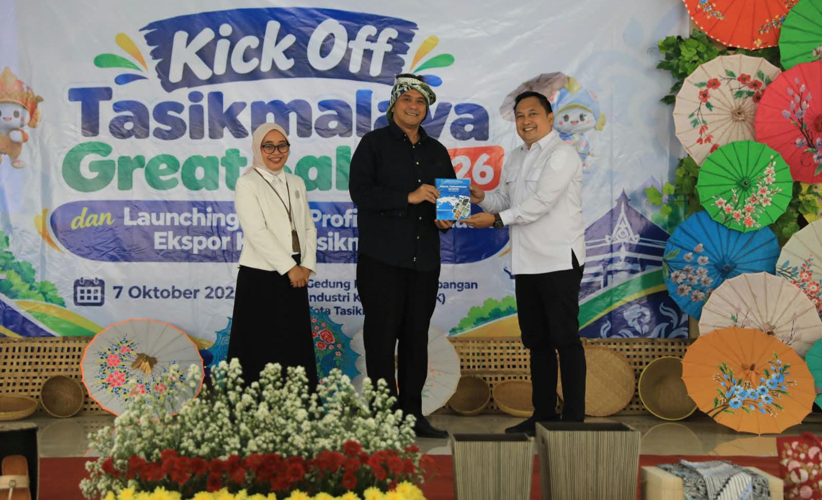 Wakil Wali Kota Tasikmalaya Rd. Diky Candra Negara bersama istri dan sejumlah pejabat saat Kick Off Tasikmalaya Great Sale 2026 di Aula PPIK Kota Tasikmalaya.