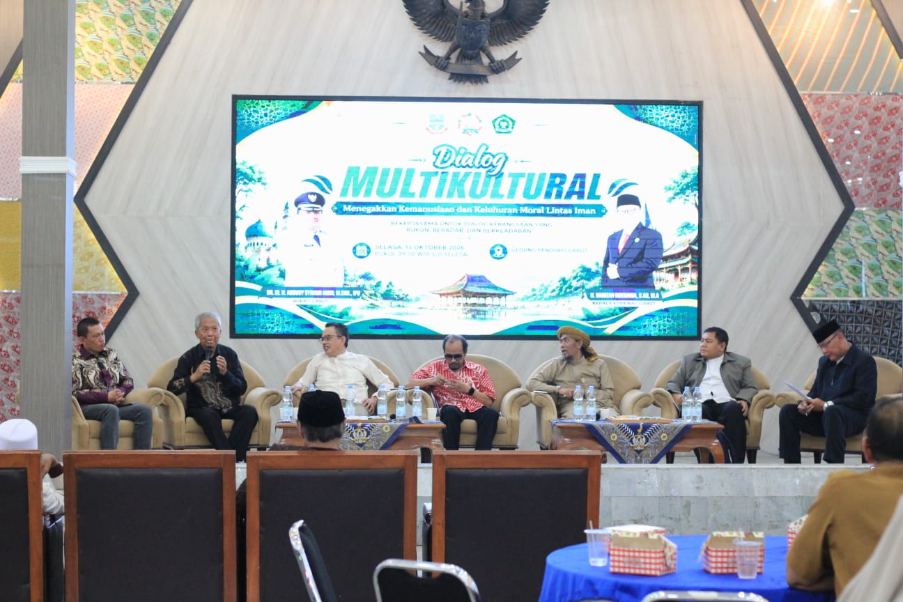 Tokoh lintas agama dan pemerintah Kabupaten Garut menghadiri Dialog Multikultural di Gedung Pendopo.