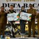 Bupati Sumedang Dony Ahmad Munir saat memberikan selempang kepada Duta Baca Sumedang 2026.