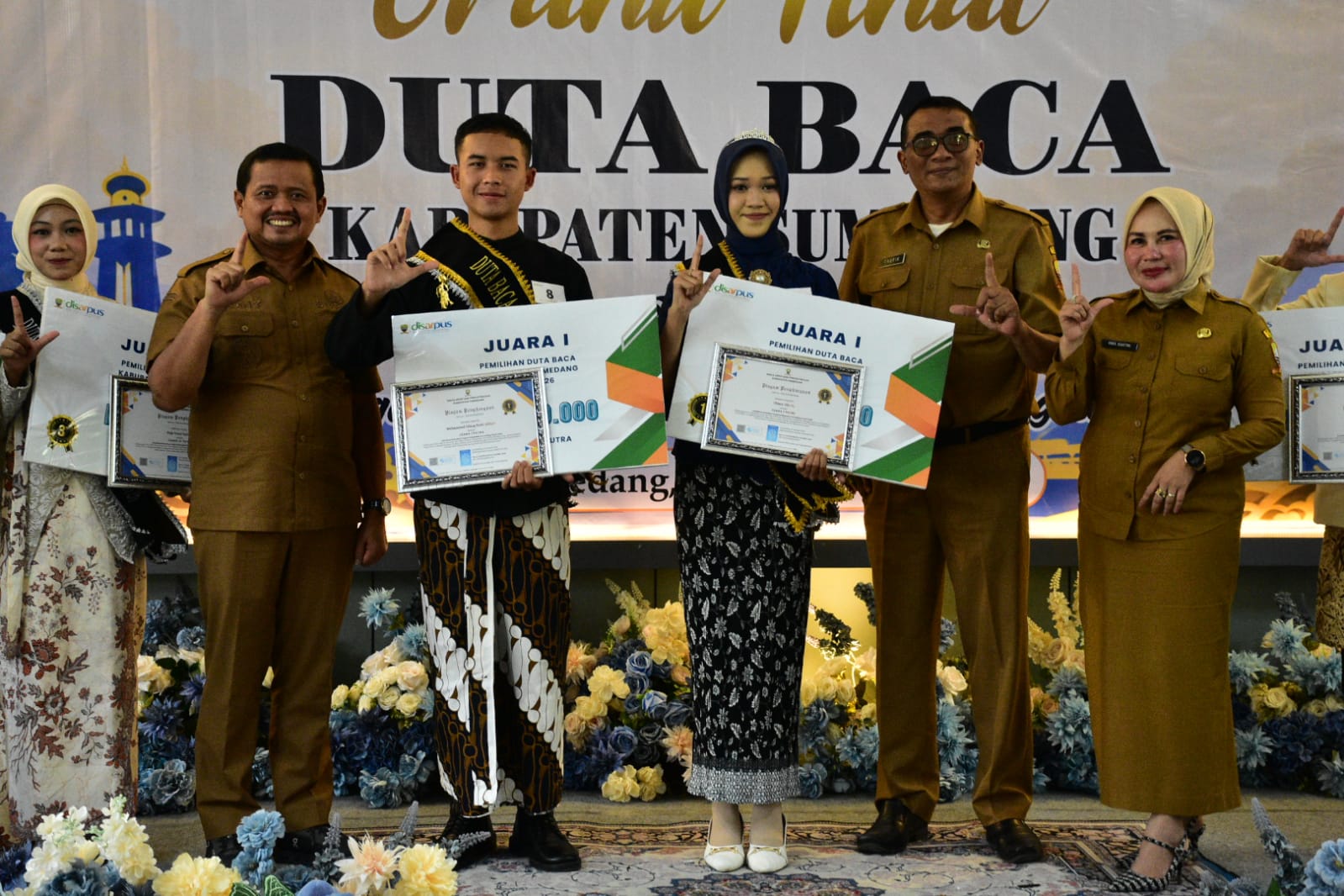 Bupati Sumedang Dony Ahmad Munir saat memberikan selempang kepada Duta Baca Sumedang 2026.