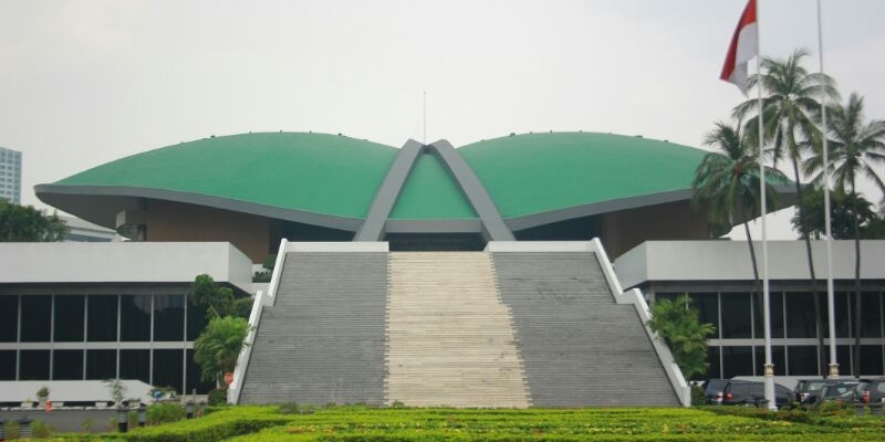 Gedung Kura-Kura Senayan. Di permukaan tampak tenang, tapi di lorong-lorongnya, catur politik menuju 2029 sudah dimainkan