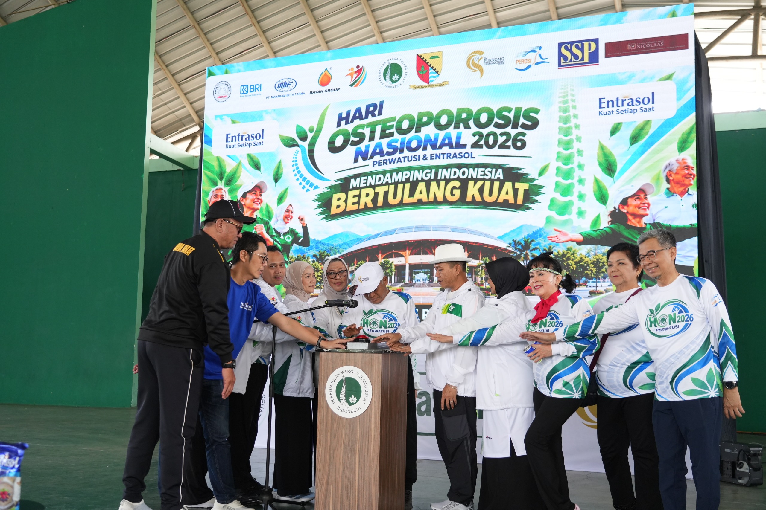 Bupati Bandung Dadang Supriatna bersama anggota PERWATUSI Kabupaten Bandung dalam peringatan Hari Osteoporosis Nasional.