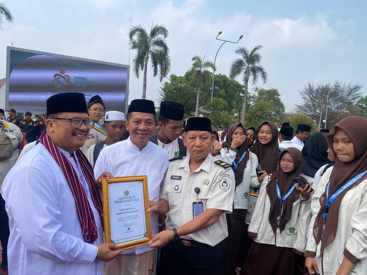 Bupati Karawang Aep Syaepuloh memimpin kegiatan keagamaan dalam rangkaian Hari Santri Nasional 2026.