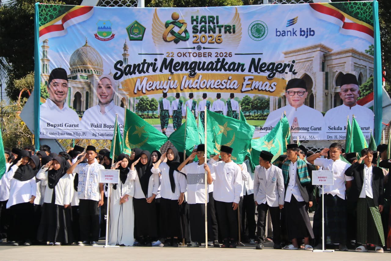 Sekda Kabupaten Garut Nurdin Yana memimpin upacara dan menyerahkan hibah secara simbolis kepada perwakilan pesantren, Kamis (22/10/2026).
