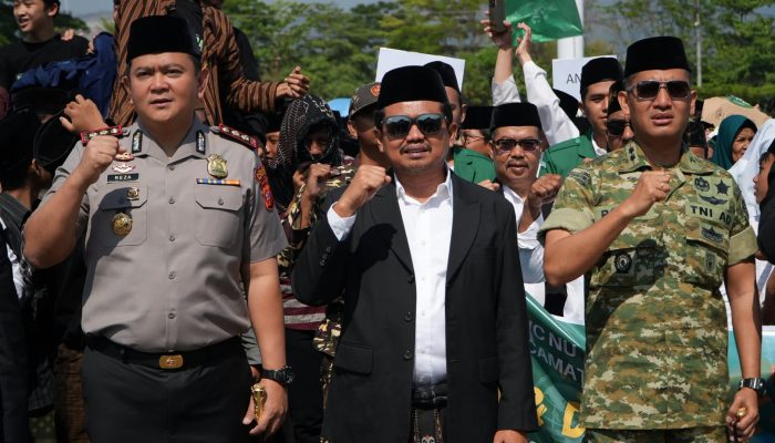 Santri Dilarang Kecil Hati, Dony Pimpin Upacara Hari Santri!