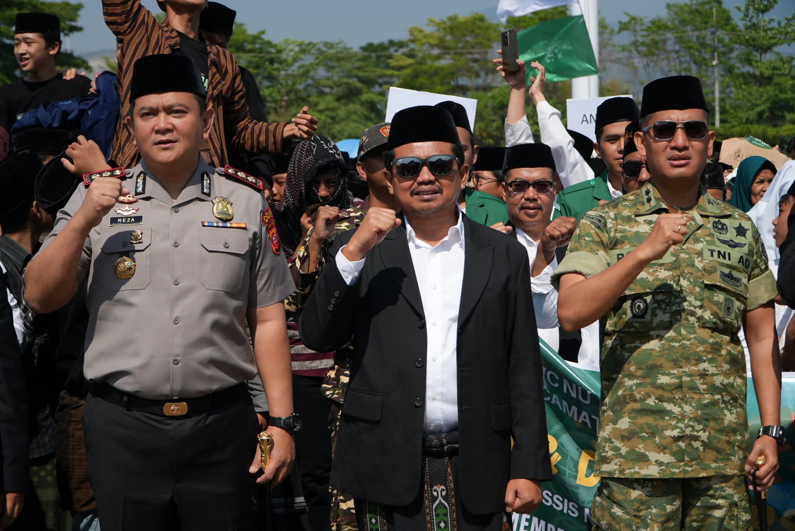 Ribuan santri mengikuti Upacara Hari Santri Nasional 2026 di Lapangan Pusat Pemerintahan Sumedang, Kamis (22/10/2026).