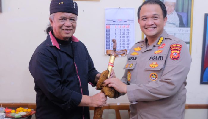 Ada Apa Bid Humas Polda Jabar Datangi Rumah Abah Anton?