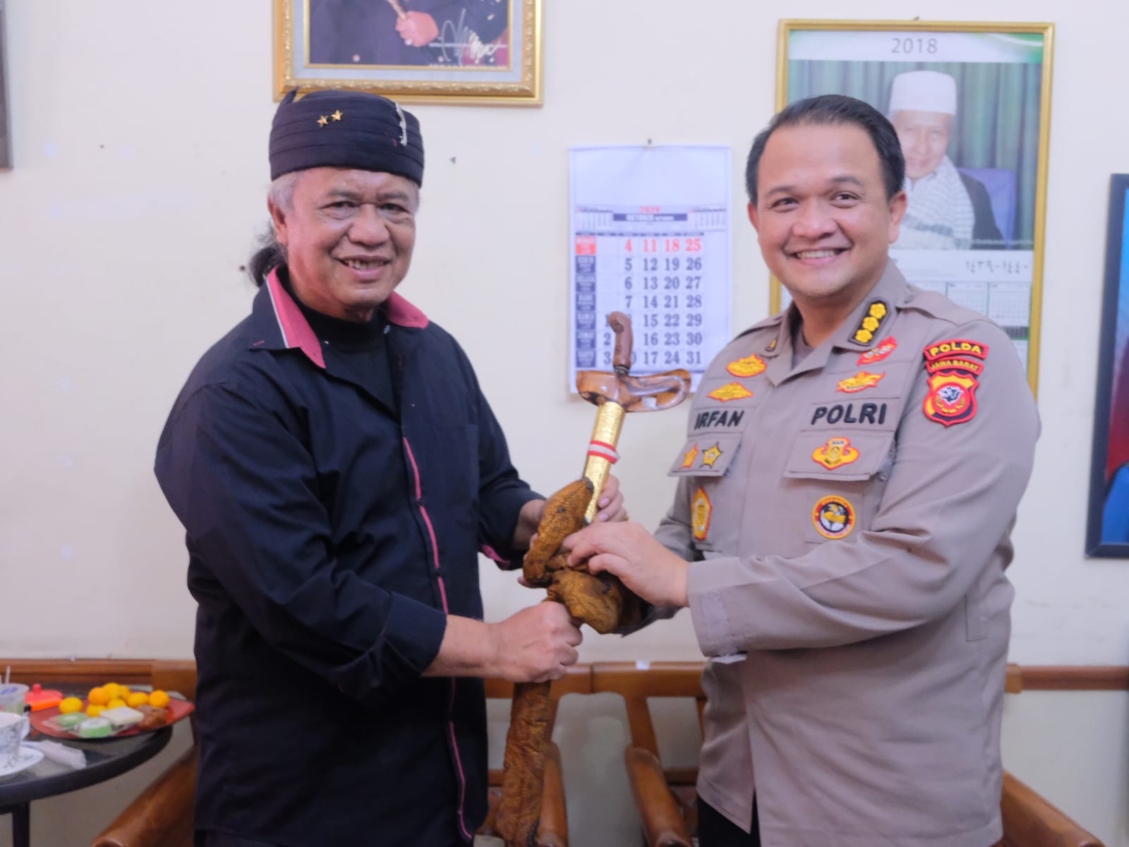 Jajaran Bidang Humas Polda Jabar yang dipimpin Kombes Pol Irfan berfoto bersama Tokoh Sunda Abah Anton Charliyan saat gelaran Anjangsana Hari Jadi ke-75 Humas Polri di Parakan Asri, Bandung.