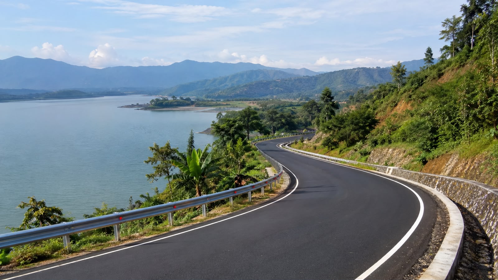 Ilustrasi jalan aspal hotmix di kawasan wisata Bendungan Jatigede, Sumedang.