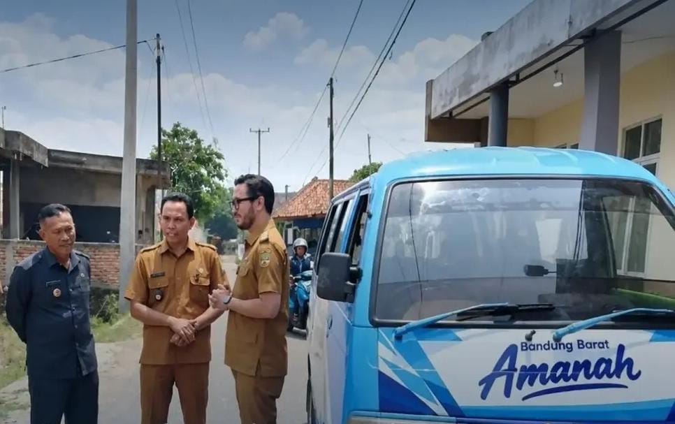 Bupati Bandung Barat Jeje Ritchie Ismail menyerahkan kendaraan operasional untuk siswa SDN Budiharja