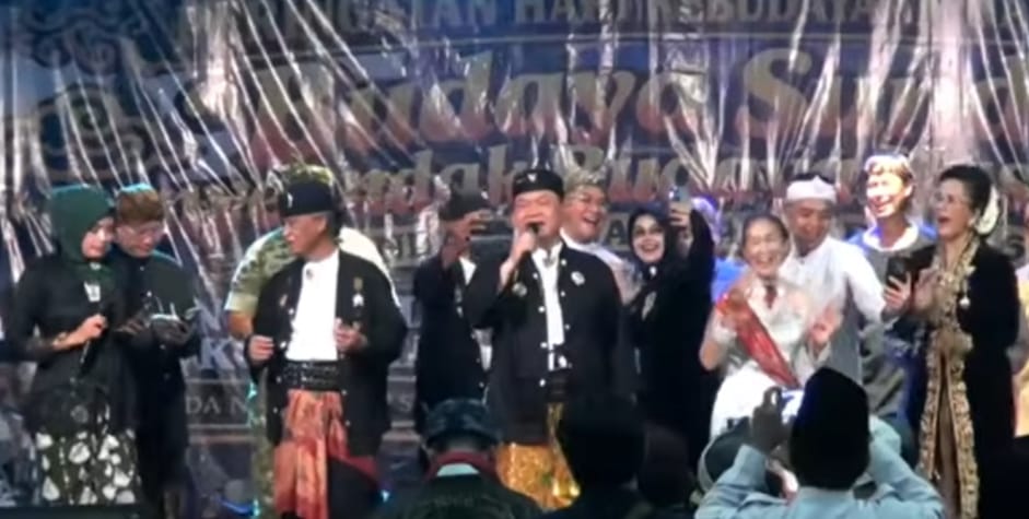Jenderal TNI (Purn) Dudung Abdurahman saat menyanyikan lagu Sunda dalam acara Sunda Sabuana Awards di Gedung Pusat Kebudayaan Jabar,