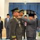 Presiden Prabowo Subianto menyematkan tanda pangkat jabatan Kepala Staf Angkatan Darat (KSAD) kepada Jenderal TNI Tandyo Budi Revita di Istana Negara, Jakarta.
