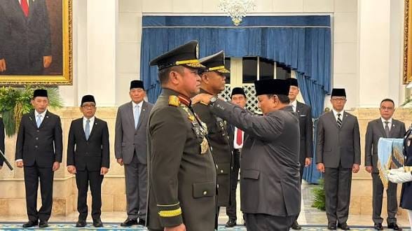 Presiden Prabowo Subianto menyematkan tanda pangkat jabatan Kepala Staf Angkatan Darat (KSAD) kepada Jenderal TNI Tandyo Budi Revita di Istana Negara, Jakarta.