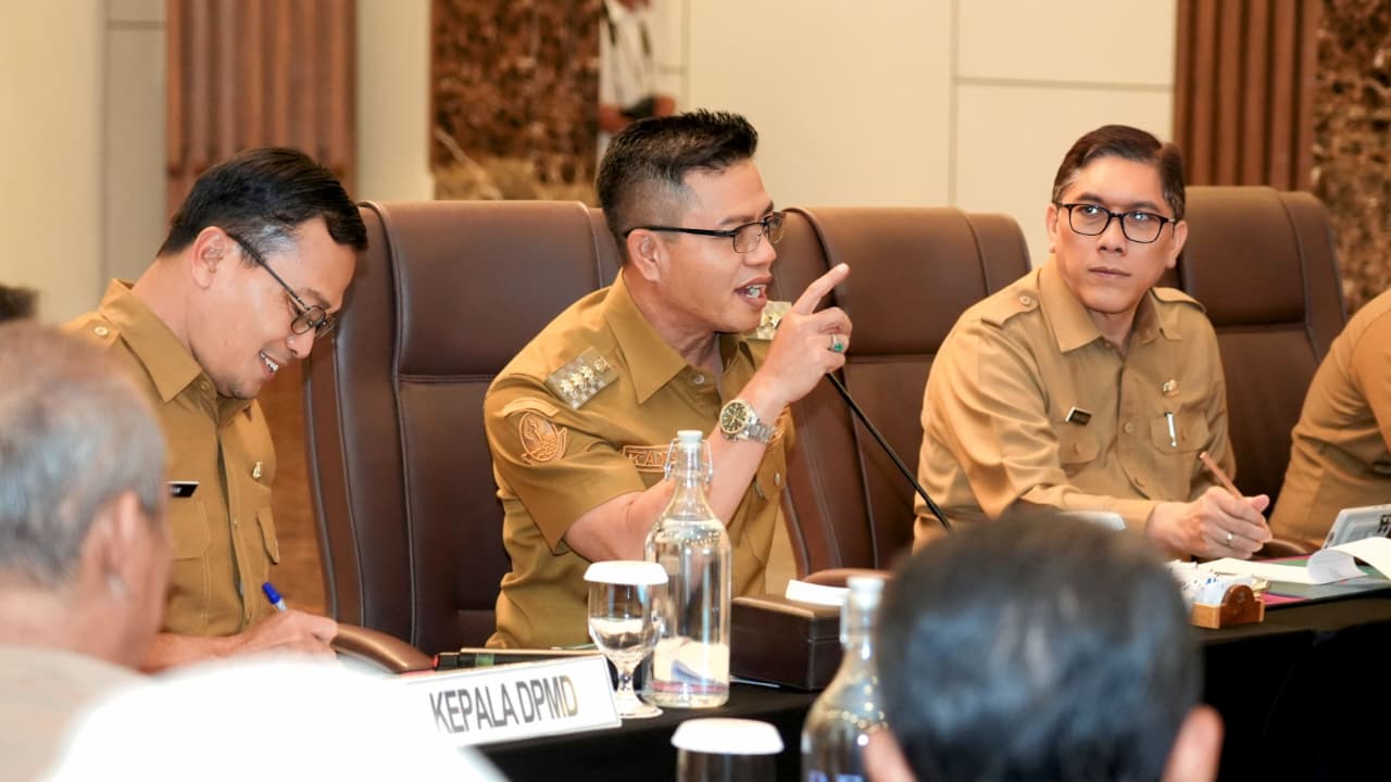 Bupati Bandung Dadang Supriatna saat menghadiri Sosialisasi Realokasi Bantuan Keuangan Khusus di Soreang.