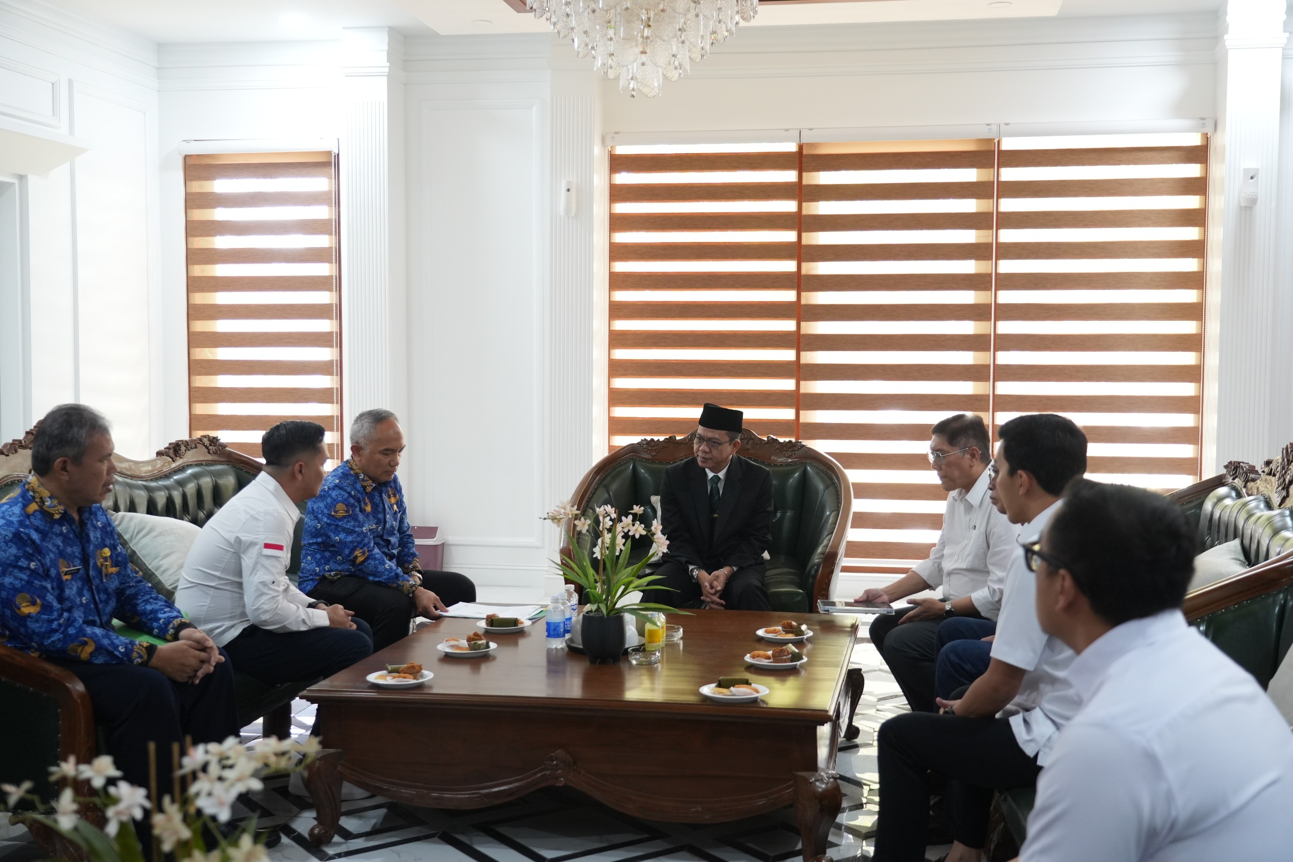 Bupati Bandung Dadang Supriatna (KDS) memimpin audiensi dengan Pertamina Patra Niaga terkait antisipasi kelangkaan BBM subsidi di Kantor Bupati Bandung, Kamis (1/10/2026).