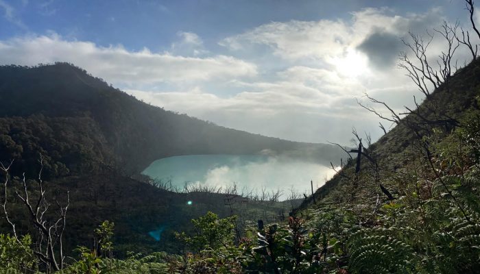 Kawah Putih Surut 40 Persen, Wisatawan Malah Panen Spot Foto!