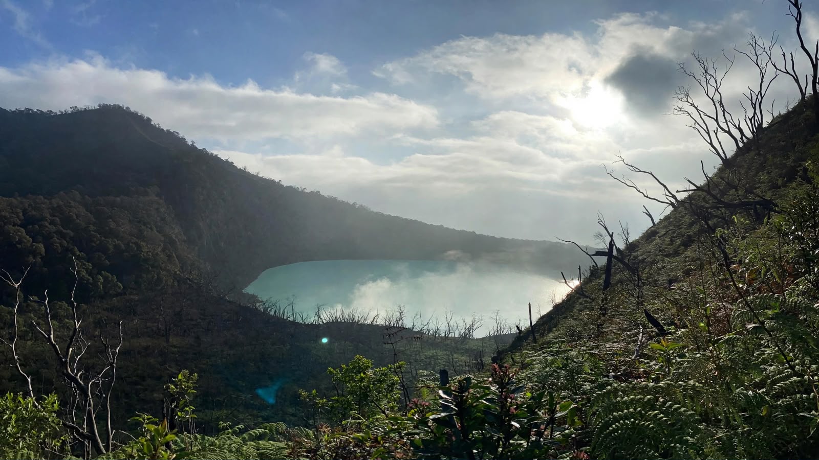 Penurunan debit air Danau Kawah Putih hingga 40 persen akibat kemarau panjang tidak menyurutkan kunjungan wisatawan di Ciwidey, Kabupaten Bandung.