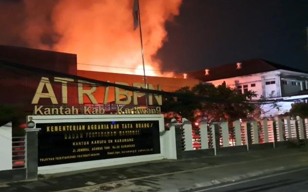 api yang melalap gedung Kantor BPN Karawang pada Rabu (14/10/2026) malam. Insiden ini menghanguskan gudang arsip namun tidak menimbulkan korban jiwa
