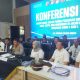 Kapolres Cimahi AKBP Moh. Faruk Rozi menunjukkan barang bukti kabel Whoosh yang dicuri oleh mantan pekerja proyek KCIC dalam konferensi pers, Kamis (1/10/2026).