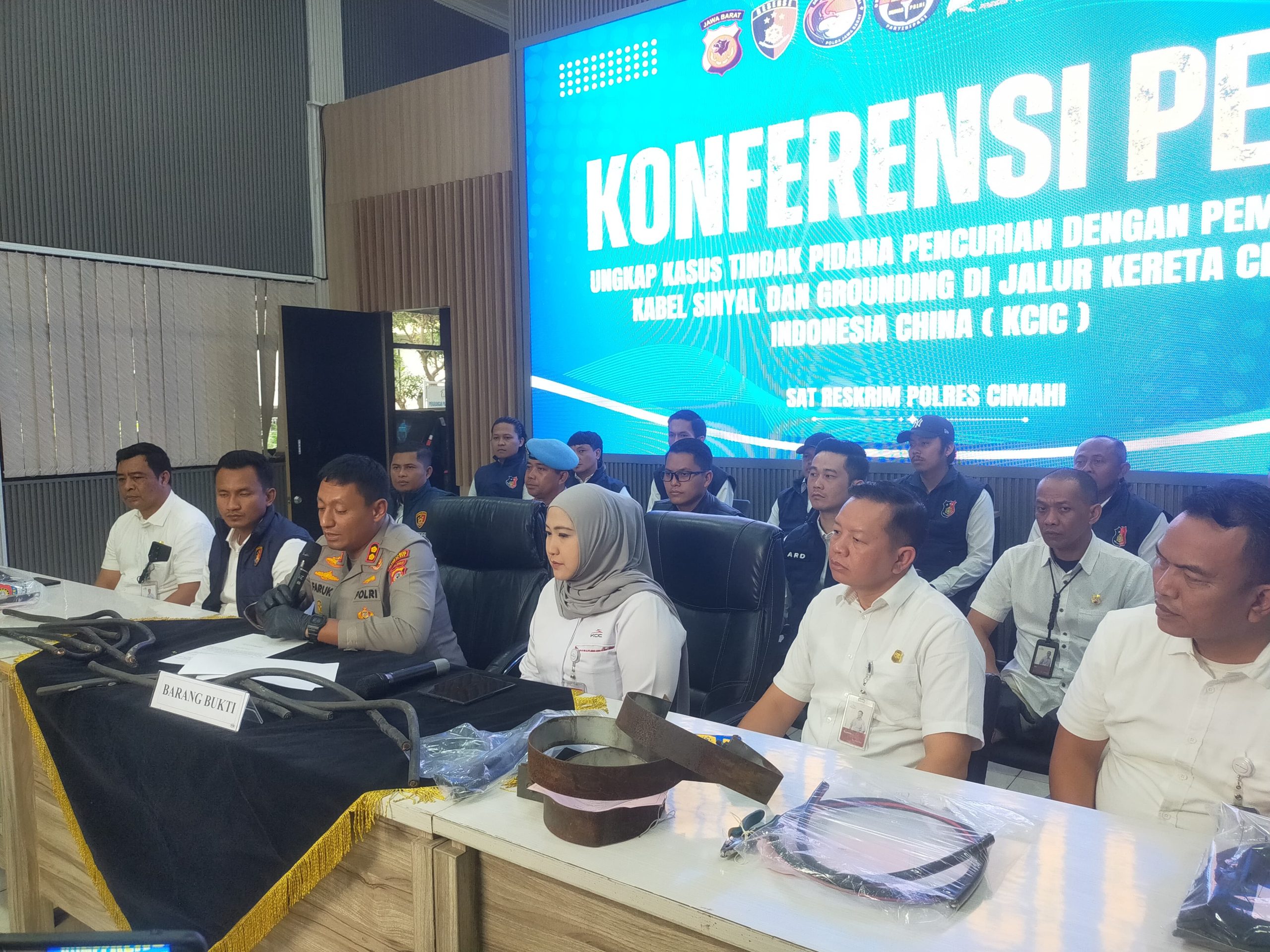 Kapolres Cimahi AKBP Moh. Faruk Rozi menunjukkan barang bukti kabel Whoosh yang dicuri oleh mantan pekerja proyek KCIC dalam konferensi pers, Kamis (1/10/2026).