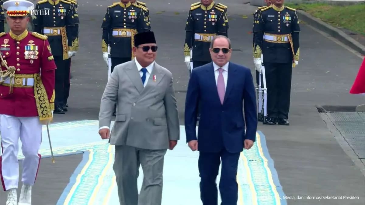Presiden RI Prabowo Subianto menyambut kedatangan Presiden Mesir Abdel Fattah el-Sisi dalam kunjungan kenegaraan di Istana.